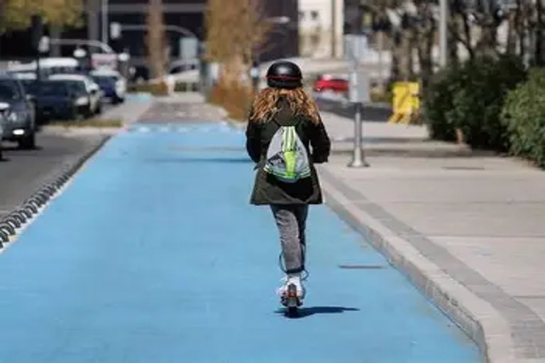 Se instalan nuevos carriles bici en el centro de la ciudad
